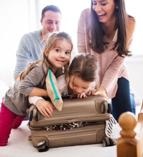 beton famille qui ferme une valise